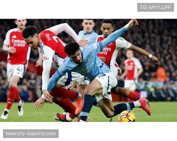 帕尔默离开酋长球场时，身前球迷穿着的球衣一半切尔西一半阿森纳-直播吧