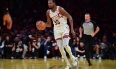 B体育-篮网继续保持不败战绩，凯文·杜兰特带领球队征战