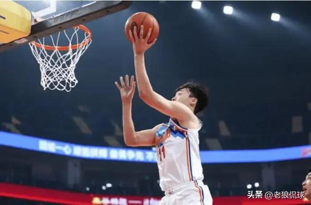 球队队长担当重任，关键时刻挺身而出力挽狂澜